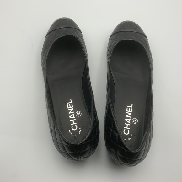 CHANEL LOGO QUILTED LEATHER FLATS - Picture 2 of 7
